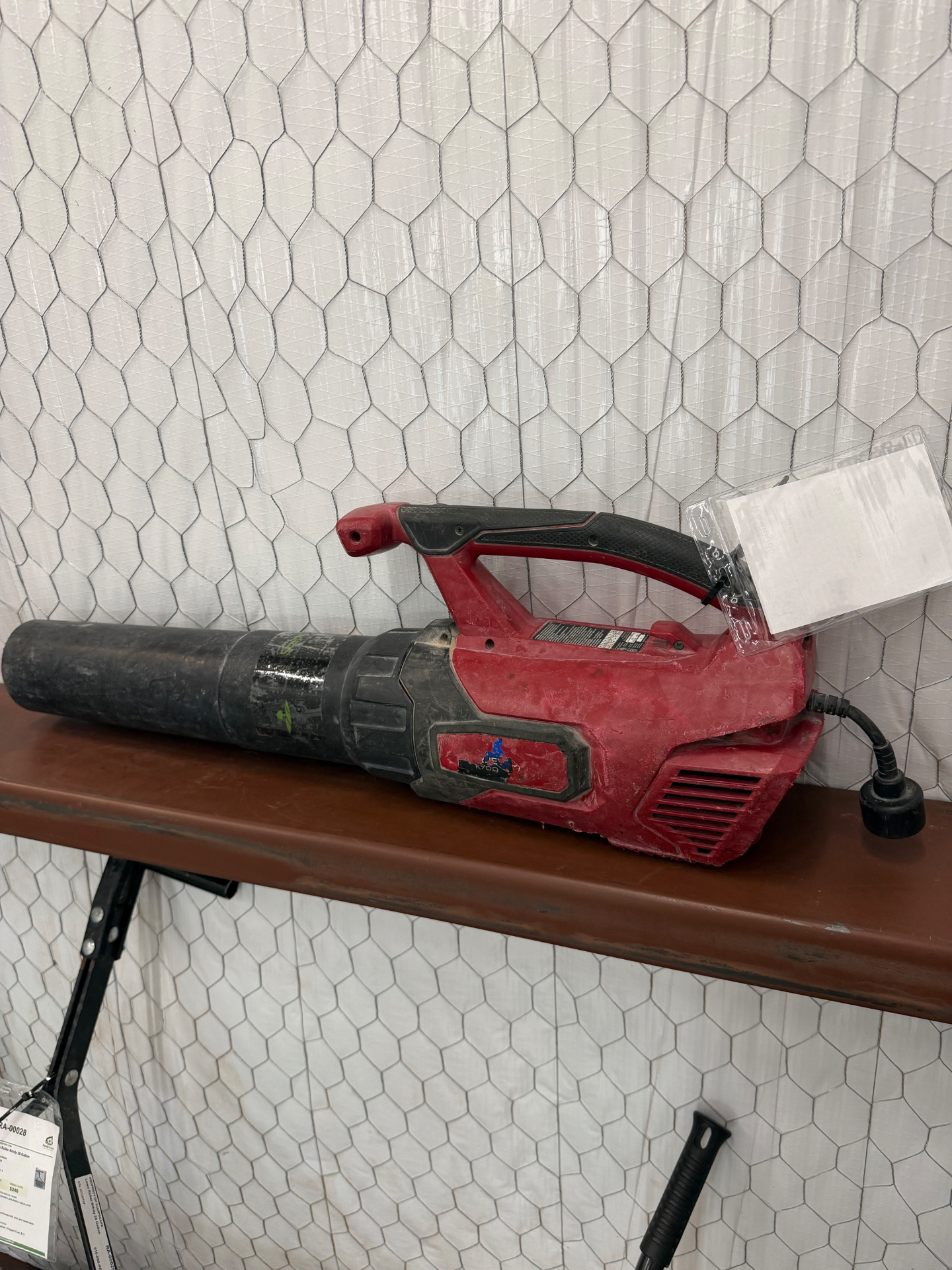Corded Electric Leaf Blower disponible para renta en EquipScape El Paso