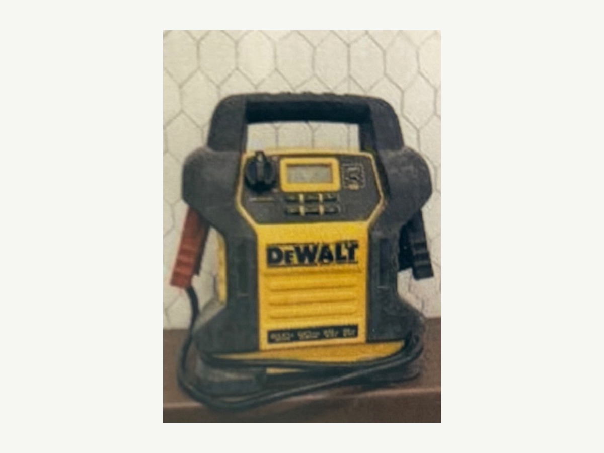 DEWALT 1600A Jump Starter disponible para renta en EquipScape El Paso